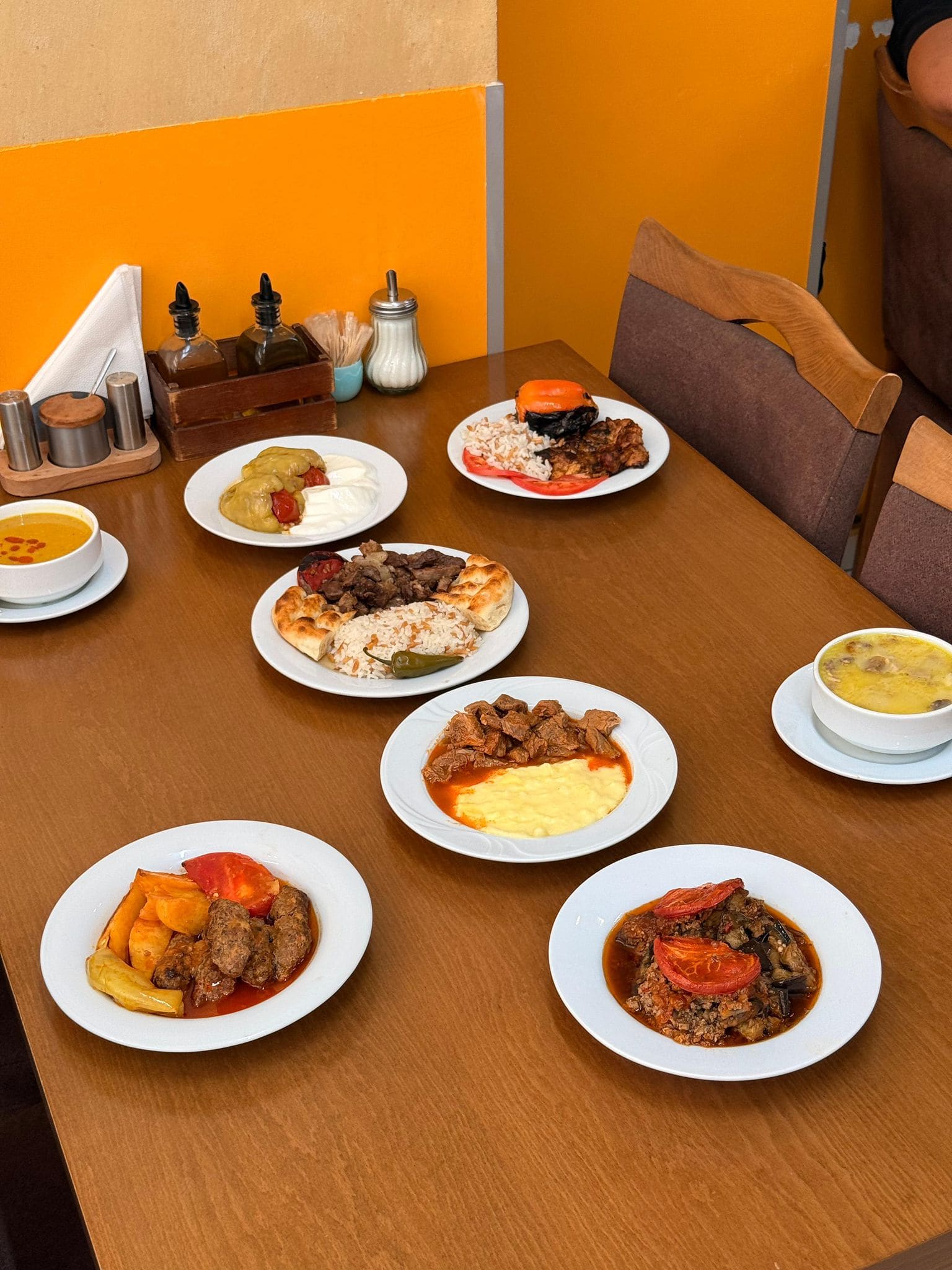 Restoran salonunda dolu bir masa