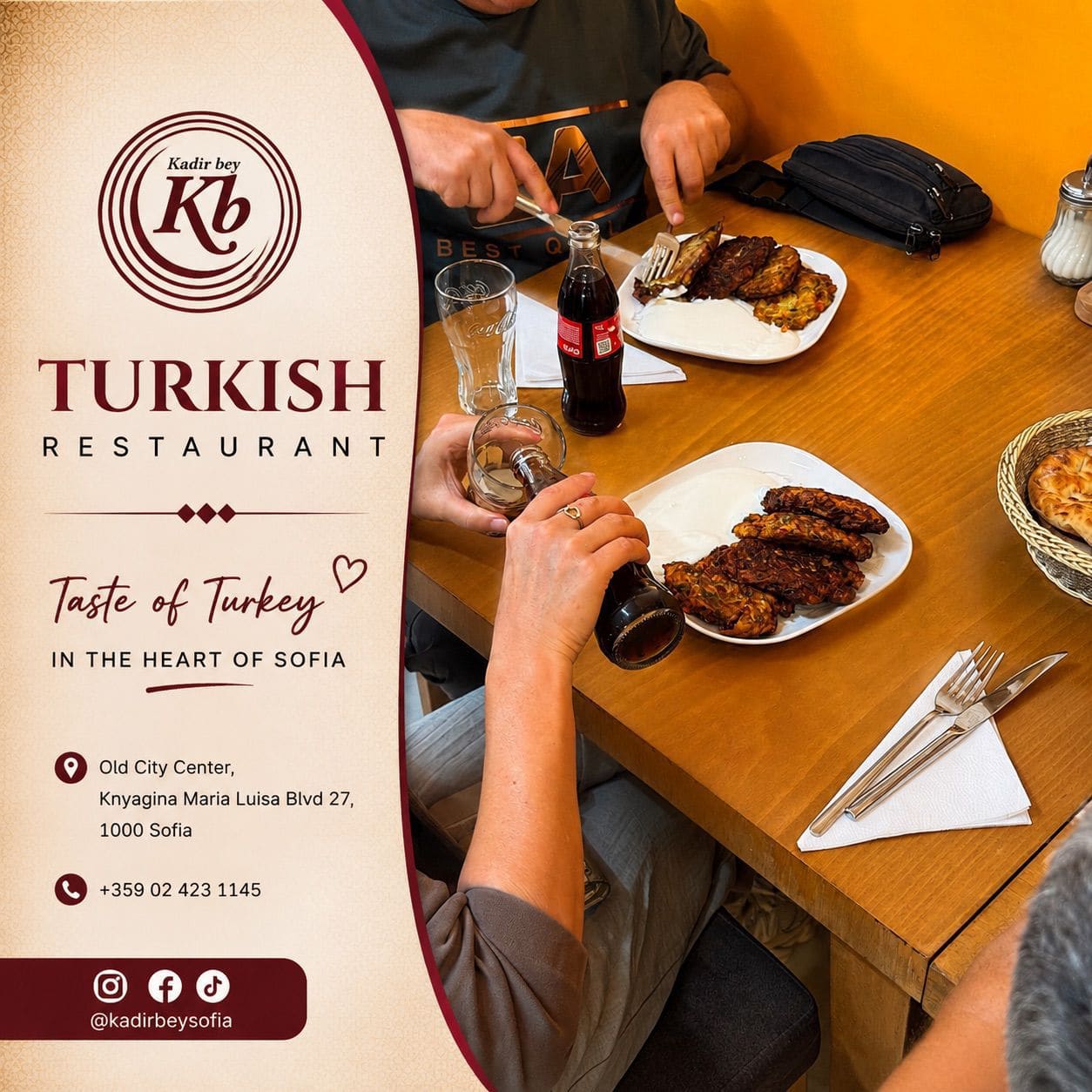 Misafirler salonda yemek yerken