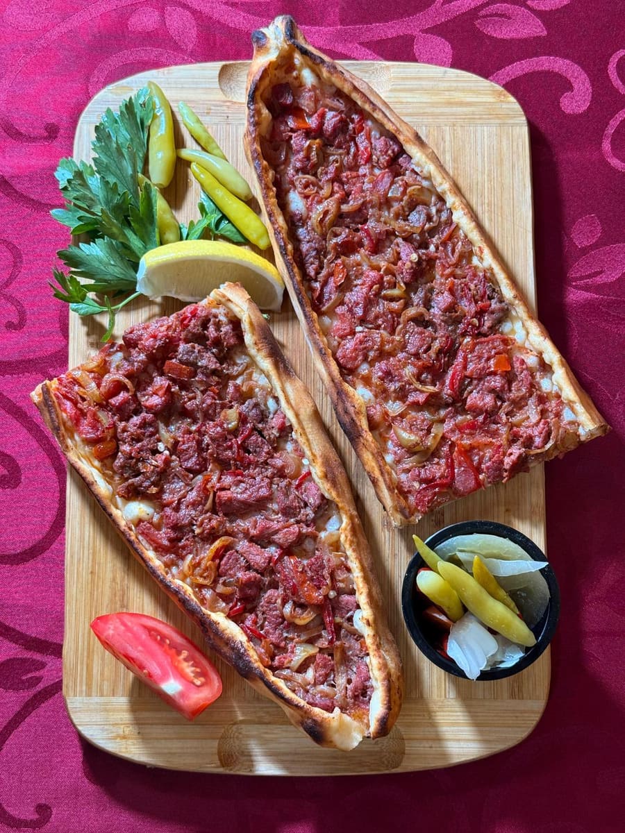Diced meat pide